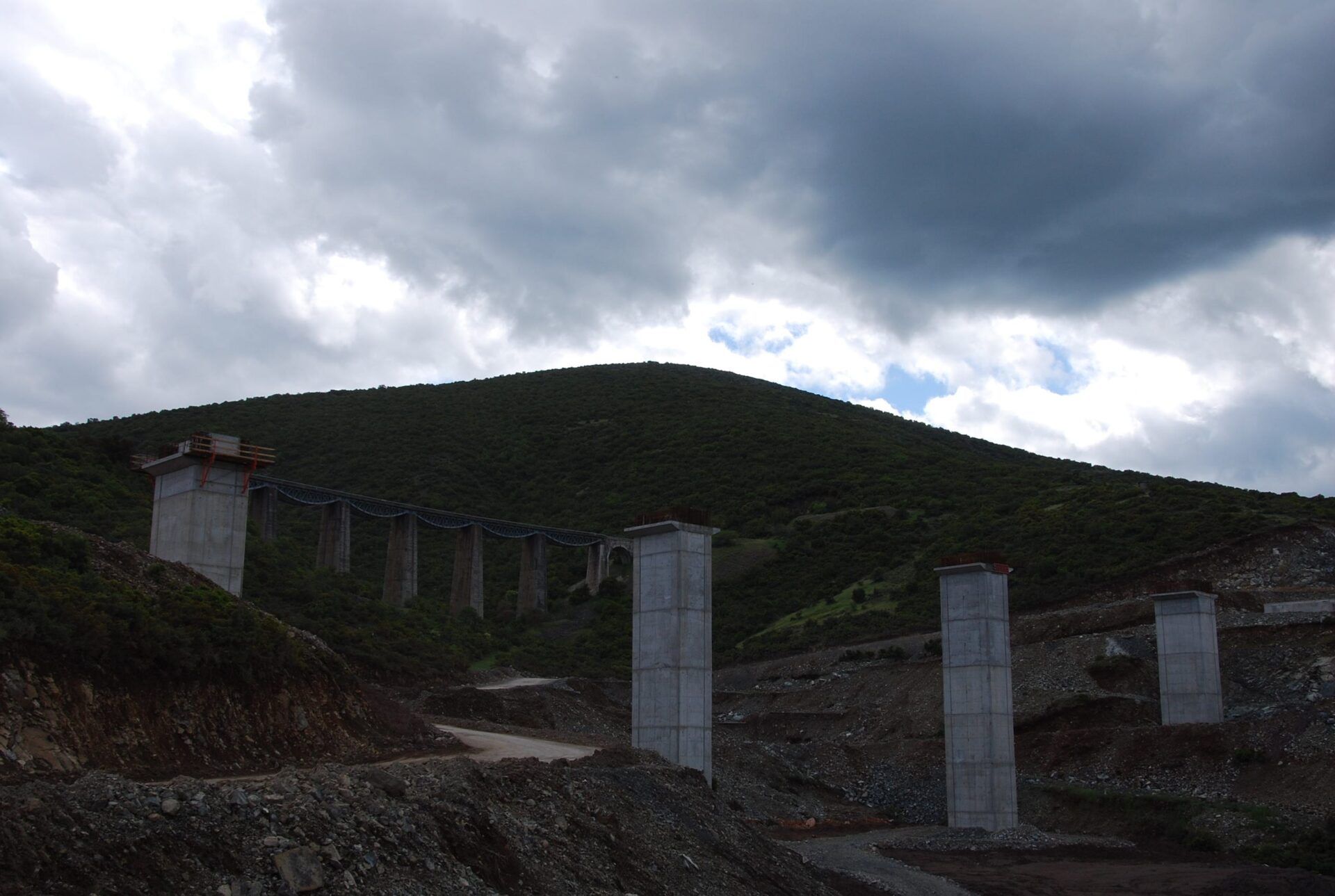 Γεωτεχνικές έρευνες, γεωλογική και γεωτεχνική αξιολόγηση και μελέτες στο έργο παραχώρησης: "Μελέτη – Κατασκευή – Χρηματοδότηση - Λειτουργία – Συντήρηση και Εκμετάλλευση του Αυτοκινητοδρόμου Κεντρικής Ελλάδος (Ε65)"