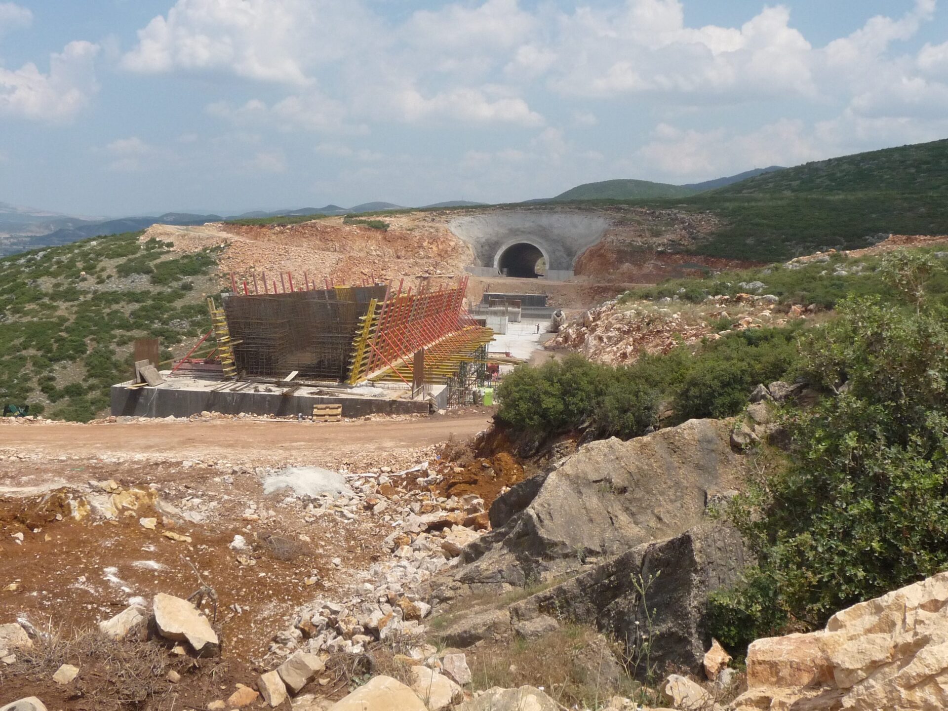 Γεωτεχνικές έρευνες, γεωλογική και γεωτεχνική αξιολόγηση και μελέτες στο έργο παραχώρησης: "Μελέτη – Κατασκευή – Χρηματοδότηση - Λειτουργία – Συντήρηση και Εκμετάλλευση του Αυτοκινητοδρόμου Κεντρικής Ελλάδος (Ε65)"